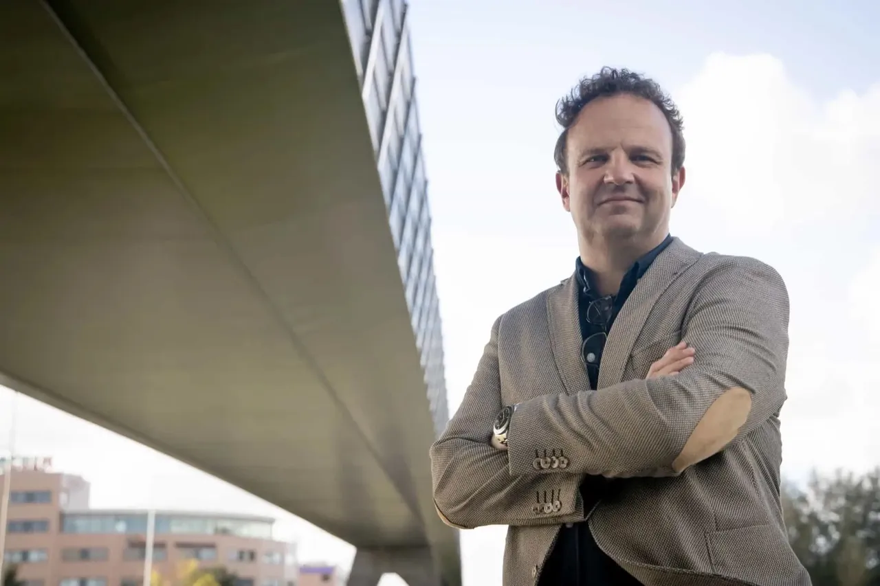 Marc van Rongen, Exact-consultant bij BM Connect, onder een brug in Den Haag