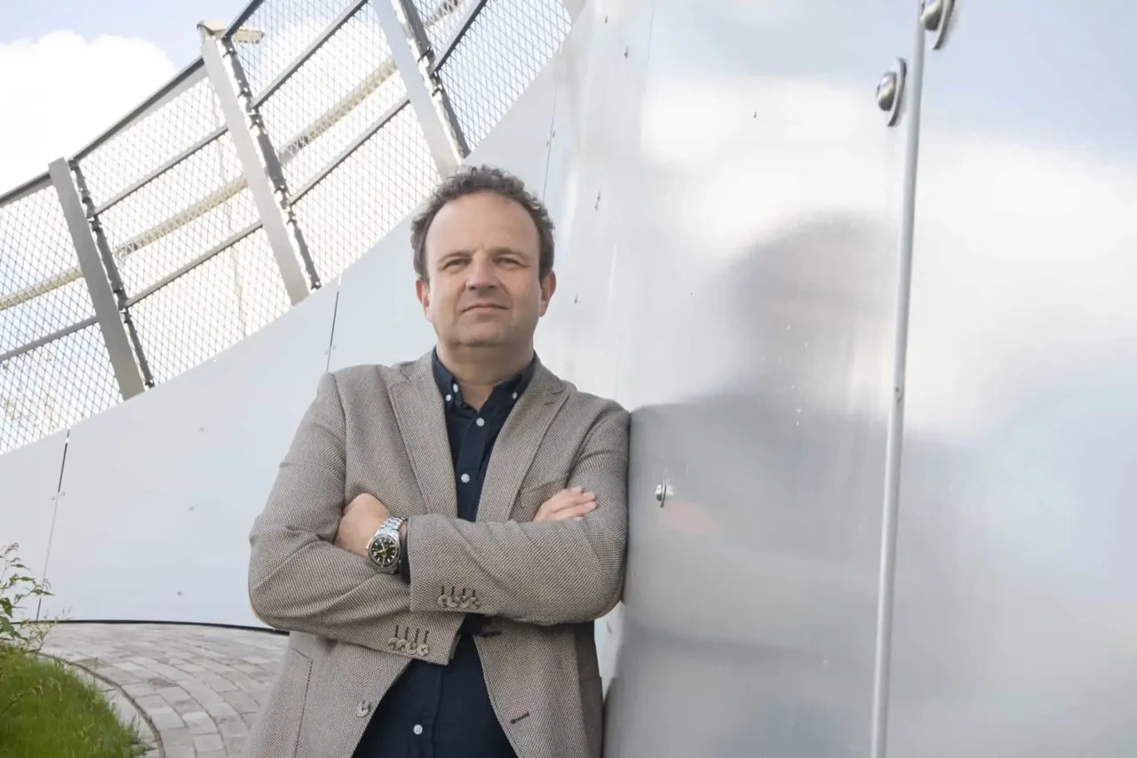 Marc van Rongen tegen een stalen wand